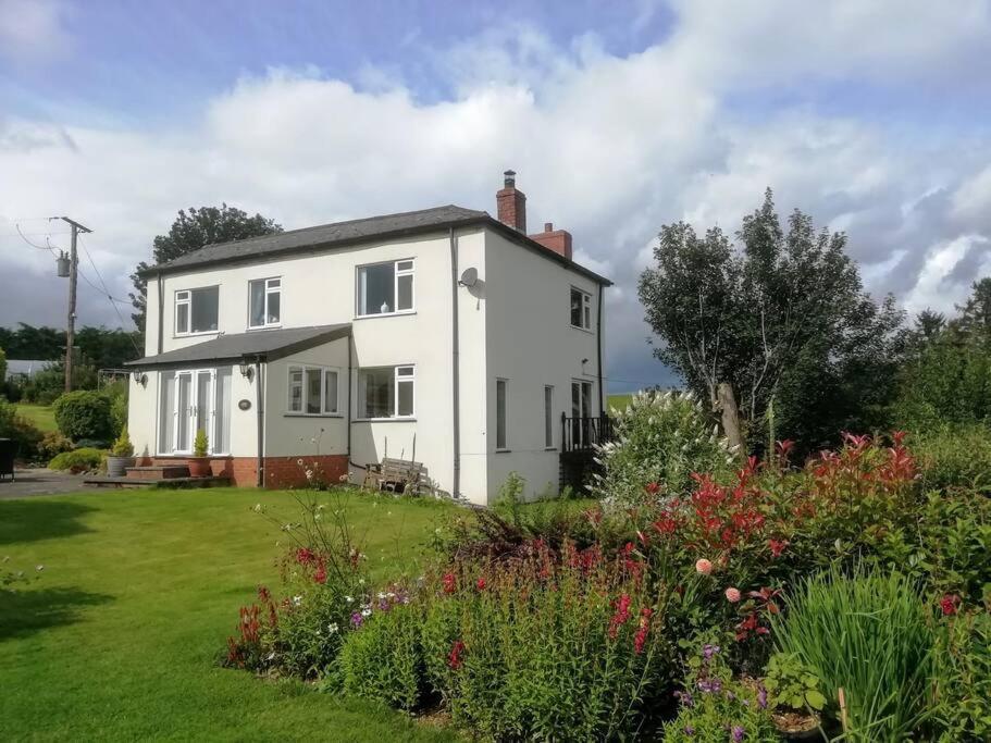 Country Home With Gardens Newtown  Exteriör bild